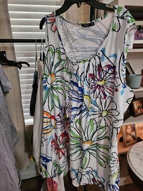 Lily White Sleeveless Floral Print Top with Multicolor Blooms